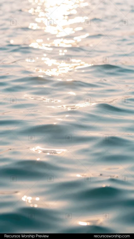 Mar sereno agua gris azul destellos dorados suaves sol reflejado olas pequeñas vertical contemplativo sereno natural calma overlay bienestar