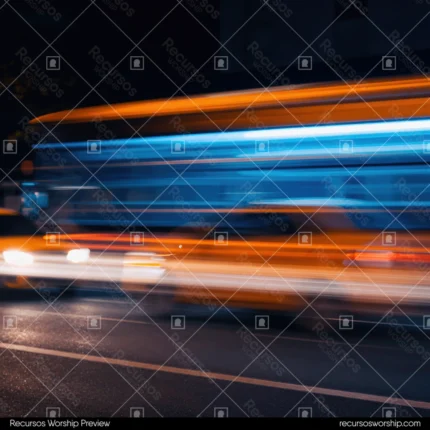 Autobus vehiculo naranja motion blur horizontal fondo nocturno ciudad oscura luces difusas cuadrado urbano nocturno fotografico overlay
