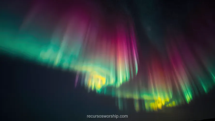 Aurora Boreal Cortinas Verde Teal Magenta Amarillo Dorado Cielo Nocturno Horizontal Natural Espectral Aurora boreal fotorrealista cortinas luz espectral verde teal magenta amarillo dorado cenit cielo oscuro nocturno horizontal general atmosferico inmersivo fenomeno natural textura diseno fondo
