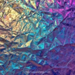 Papel aluminio arrugado holografico facetas angulares dorado ambar azul cian electrico magenta rosa morado cuadrado metalico prismatico iridiscente angular lujo textura diseno overlay editorial