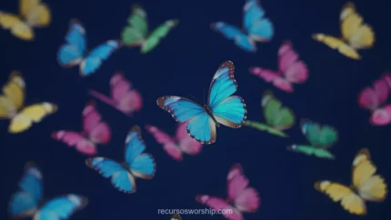 Mariposas multicolor vuelo fondo azul indigo oscuro morpho azul grande nitida centro rosa verde amarilla bokeh horizontal general dinamico vibrante natural espectral textura diseno overlay