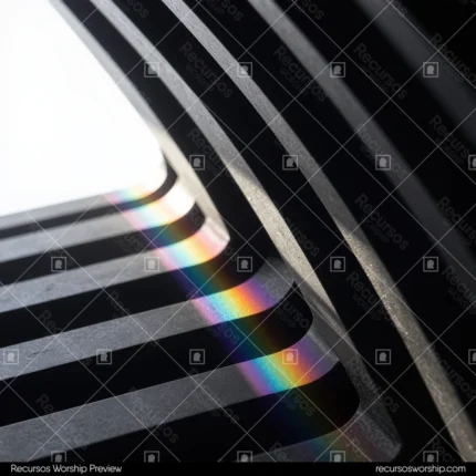Lamas arquitectonicas metalicas curvas grises franja arcoiris prismatico base luz blanca entrante abertura angular cuadrado arquitectonico industrial futurista prisma textura diseno overlay editorial