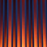 Lamas verticales arquitectonicas naranja ambar calido sombras azul indigo profundas entre cada lama vertical ritmico arquitectonico calido patron luminico atardecer textura diseno overlay editorial
