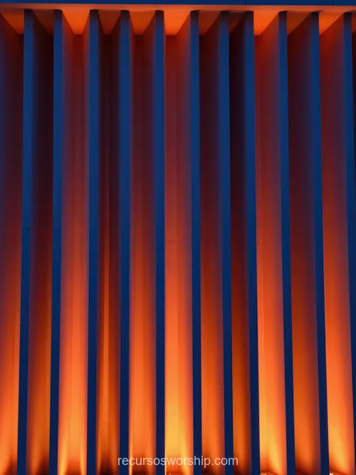 Lamas Verticales Naranja Ámbar Cálido Sombras Azul Índigo Profundas Rítmico Arquitectónico Vertical Lamas verticales arquitectonicas naranja ambar calido sombras azul indigo profundas entre cada lama vertical ritmico arquitectonico calido patron luminico atardecer textura diseno overlay editorial