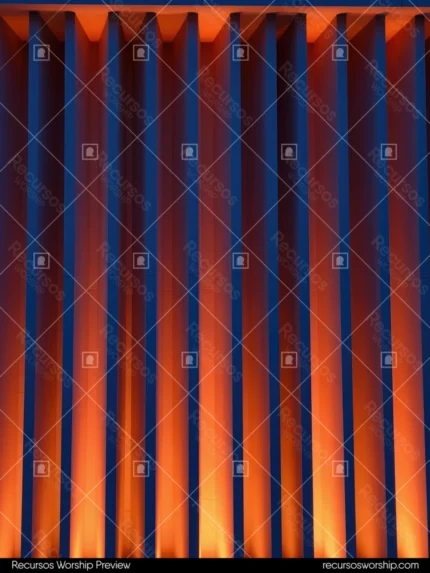 Lamas verticales arquitectonicas naranja ambar calido sombras azul indigo profundas entre cada lama vertical ritmico arquitectonico calido patron luminico atardecer textura diseno overlay editorial