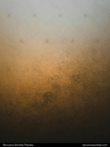 Superficie metalica envejecida patina bronce dorado gris texturizado manchas irregulares oscuras vertical rugoso artesanal burnished laton premium textura diseno overlay editorial branding