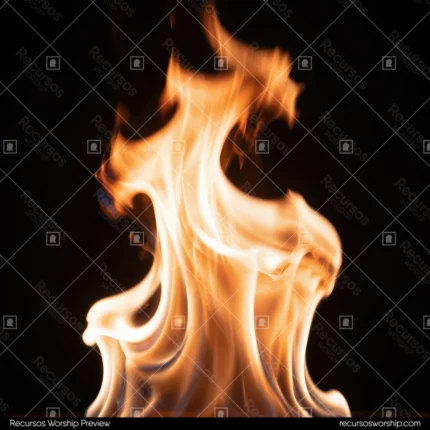 Llama fuego real naranja ambar dorado base azul cian fondo negro oscuro cuadrado fotorrealista dramatico calor luz textura diseno overlay motion graphics editorial