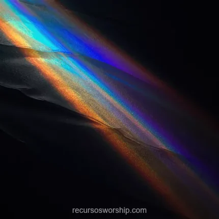 Franja espectral arcoiris diagonal papel plastico negro arrugado reflejo metalico cuadrado prismatico tactil oscuro refraccion espectral material textura diseno overlay editorial moda
