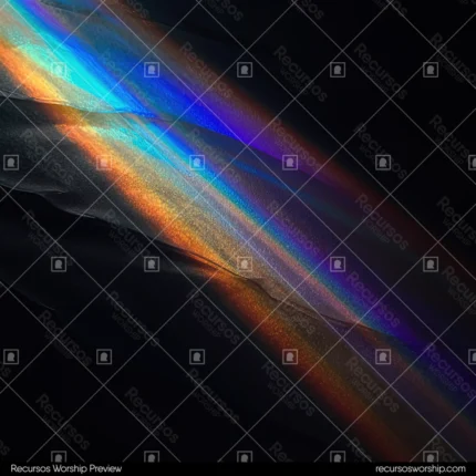 Franja espectral arcoiris diagonal papel plastico negro arrugado reflejo metalico cuadrado prismatico tactil oscuro refraccion espectral material textura diseno overlay editorial moda