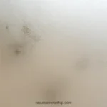 Textura vidrio esmerilado beige marfil manchas humedad agua grisaceo superficie translucida calida cuadrado plano detalle neutro organica sutil contemplativa superposicion texto minimalista