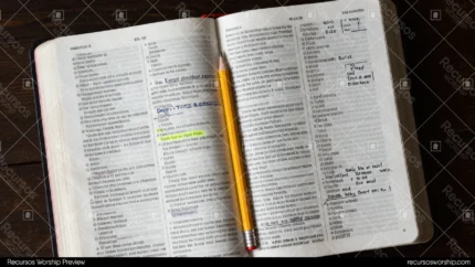 Biblia abierta con páginas anotadas en márgenes y texto resaltado en amarillo fluorescente con lápiz amarillo sobre madera oscura cenital