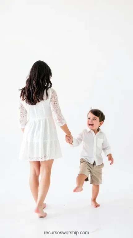 Madre morena cabello largo vestido blanco hijo pequeño descalzo camisa beige tomados mano estudio blanco puro niño girando risa espontanea juego vertical plano general