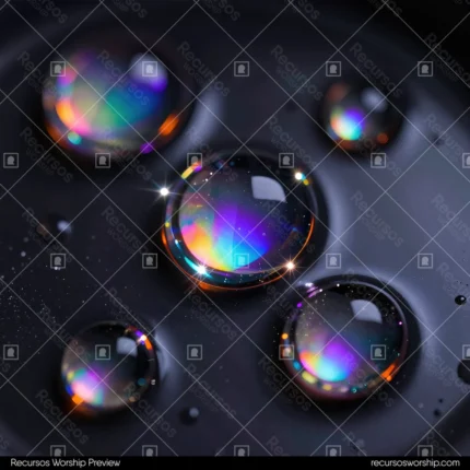 Gotas agua grandes superficie gris negra reflejos internos iridiscentes multicolor azul violeta naranja verde destellos luz brillante cuadrado macro lujo premium espiritu renovacion contemplativa