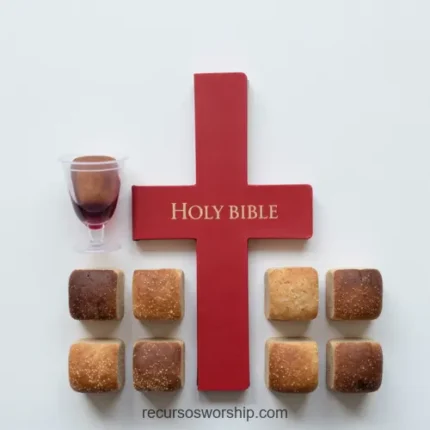 Flat lay cenital cruz roja madera texto holy bible blanco copa pequena vino morado trozos pan artesanal dos filas fondo gris uniforme cuadrado minimalista ordenado triada simbolica fe cristiana