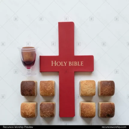 Flat lay cenital cruz roja madera texto holy bible blanco copa pequena vino morado trozos pan artesanal dos filas fondo gris uniforme cuadrado minimalista ordenado triada simbolica fe cristiana