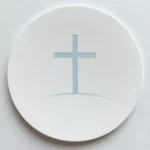Ilustracion minimalista artistica circulo blanco relieve cruz azul grisacea centrada superficie blanca pura estilo sello hostia liturgica cuadrada plano cenital