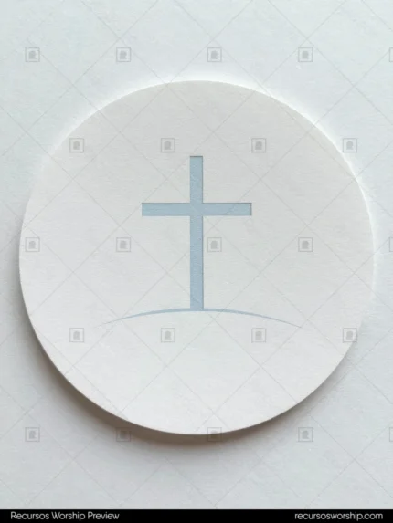 Ilustracion minimalista artistica circulo blanco relieve cruz azul grisacea centrada superficie blanca pura estilo sello hostia liturgica cuadrada plano cenital