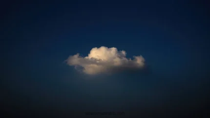 Nube cumulo blanca iluminada solitaria cielo azul indigo profundo oscuro horizontal minimalista contemplativa presencia dios celestial trascendencia eternidad
