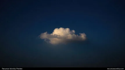 Nube cumulo blanca iluminada solitaria cielo azul indigo profundo oscuro horizontal minimalista contemplativa presencia dios celestial trascendencia eternidad