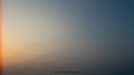 Paisaje horizontal amanecer silueta colinas difuminadas azul gris frio franja luz calida naranja dorada horizonte bajo cielo degradado cinematografico minimalista esperanza contemplativa