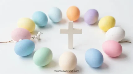Cruz blanca pequeña centrada rodeada huevos pascua tonos pastel azul rosa amarillo morado crema circulo fondo blanco puro ramas decorativas horizontal flat lay