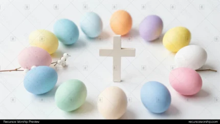 Cruz blanca pequeña centrada rodeada huevos pascua tonos pastel azul rosa amarillo morado crema circulo fondo blanco puro ramas decorativas horizontal flat lay