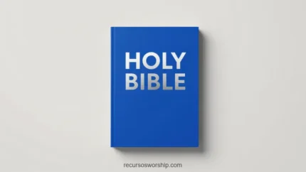 Holy Bible cerrada cubierta azul rey brillante con letras plateadas metálicas sans-serif bold sobre fondo gris claro neutro sombra sutil