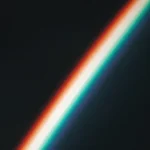 Raya luz diagonal fina blanco brillante halos naranja rojo teal cian bordes fondo negro profundo vertical espectral fisura luz palabra espada oscuridad diseno iglesia