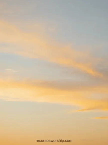 Cielo atardecer nubes cirro-estratus iluminadas naranja dorado suave fondo celeste azul palido fotografia real vertical majestuosa contemplativa natural creacion gloria dios