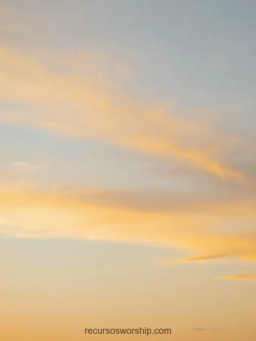 Cielo Atardecer Nubes Cirro-Estratus Iluminadas Naranja Dorado Fondo Celeste Azul Pálido Vertical Delicado Cielo atardecer nubes cirro-estratus iluminadas naranja dorado suave fondo celeste azul palido fotografia real vertical majestuosa contemplativa natural creacion gloria dios