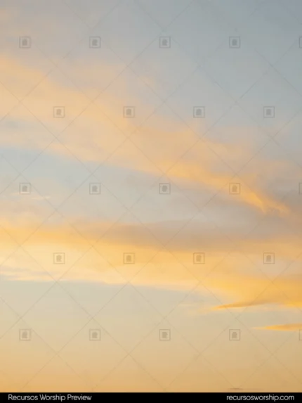 Cielo atardecer nubes cirro-estratus iluminadas naranja dorado suave fondo celeste azul palido fotografia real vertical majestuosa contemplativa natural creacion gloria dios