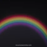 Arco arcoiris espectral completo semicirculo centrado fondo negro oscuro horizontal promesa celestial pacto alianza divina fidelidad dios iglesia genesis bíblico