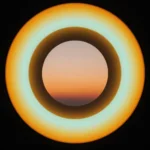 Anillo circular naranja ambar brillante borde cian turquesa atardecer naranja rosado centro hueco fondo negro absoluto vertical geometrico eclipse cosmico dramatico portal luminoso