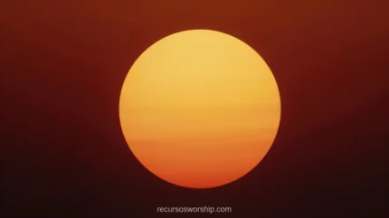 Circulo solar naranja dorado grande luminoso cielo degradado rojo marron oscuro brumoso horizontal fotorrealista atardecer natural calido solemne contemplativo gloria creacion