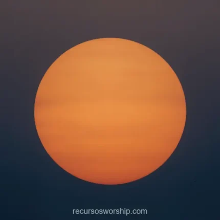 Circulo solar naranja melocoton grande suave cielo azul gris degradado oscuro crepuscular cuadrado fotorrealista sereno contemplativo devocional natural