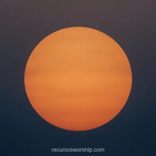 Círculo Solar Naranja Melocotón Grande Suave Cielo Azul Gris Degradado Oscuro Cuadrado Crepúsculo Circulo solar naranja melocoton grande suave cielo azul gris degradado oscuro crepuscular cuadrado fotorrealista sereno contemplativo devocional natural