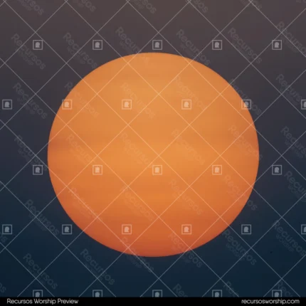 Circulo solar naranja melocoton grande suave cielo azul gris degradado oscuro crepuscular cuadrado fotorrealista sereno contemplativo devocional natural