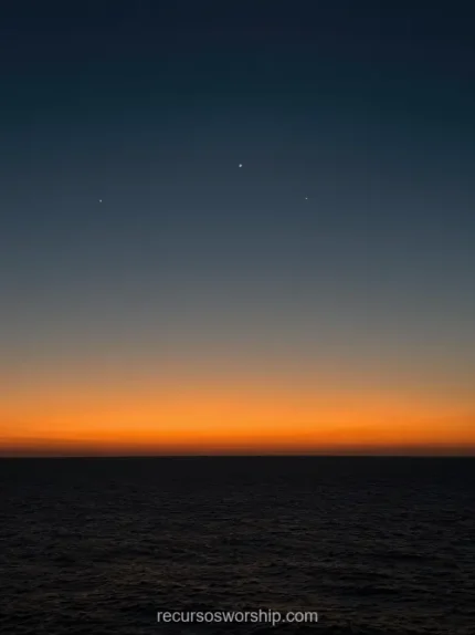 Paisaje marino nocturno fotorrealista franja naranja dorado horizonte cielo azul marino oscuro negro estrellas mar oscuro vertical contemplativo solemne esperanza oscuridad ministerial