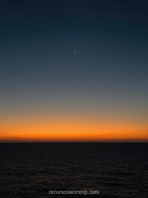 Paisaje Marino Nocturno Horizonte Naranja Dorado Cielo Azul Marino Negro Estrellas Mar Oscuro Vertical Paisaje marino nocturno fotorrealista franja naranja dorado horizonte cielo azul marino oscuro negro estrellas mar oscuro vertical contemplativo solemne esperanza oscuridad ministerial