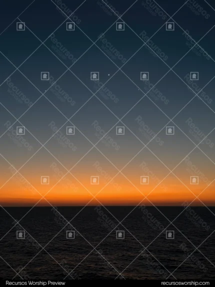 Paisaje marino nocturno fotorrealista franja naranja dorado horizonte cielo azul marino oscuro negro estrellas mar oscuro vertical contemplativo solemne esperanza oscuridad ministerial