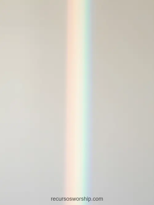 Rayo Espectral Vertical Pastel Rosa Blanco Verde Azul Suave Fondo Gris Beige Claro Etéreo Prismático Rayo espectral vertical delgado pastel difuso rosa blanco verde azul suave fondo gris beige claro etéreo prismatico luz espiritual suave contemplativo ministerial espiritu santo
