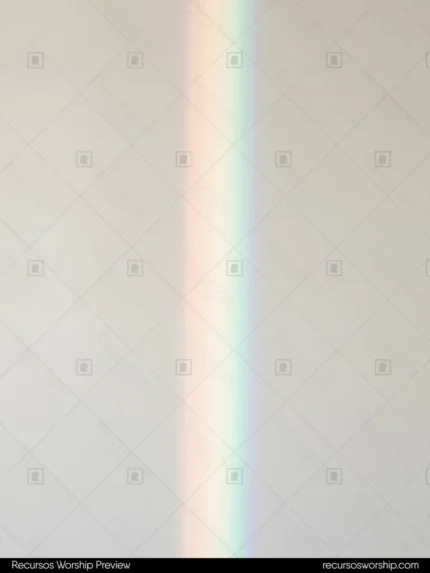 Rayo espectral vertical delgado pastel difuso rosa blanco verde azul suave fondo gris beige claro etéreo prismatico luz espiritual suave contemplativo ministerial espiritu santo