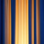 Bandas verticales luz suave azul oscuro profundo lateral naranja dorado brillante franjas verticales luminosas vertical slats teatral elegante solemne contraste azul dorado ministerial gloria