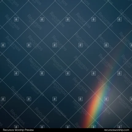 Arcoiris real parcial esquina inferior cielo azul gris oscuro nublado tormentoso cuadrado fotorrealista esperanza promesa fidelidad dios tormenta adversidad ministerial