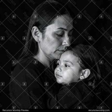 Retrato blanco y negro madre morena cabello recogido sosteniendo hija pequeña abrazo intimo ojos cerrados fondo negro profundo cuadrado artistico emotivo