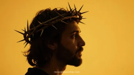 Perfil en semi-silueta de hombre con corona de espinas sobre fondo amarillo dorado saturado con contraluz pronunciado horizontal artístico