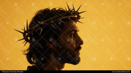 Perfil en semi-silueta de hombre con corona de espinas sobre fondo amarillo dorado saturado con contraluz pronunciado horizontal artístico