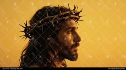 Perfil lateral derecho de figura con cabello oscuro largo barba y gran corona de espinas sobre fondo ambar ocre profundo horizontal busto cinematografico