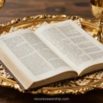 Biblia abierta centrada bandeja dorada ornamentada dos calices dorados lados mesa madera oscura luz calida horizontal solemne liturgico clasico palabra eucaristia altar santa cena