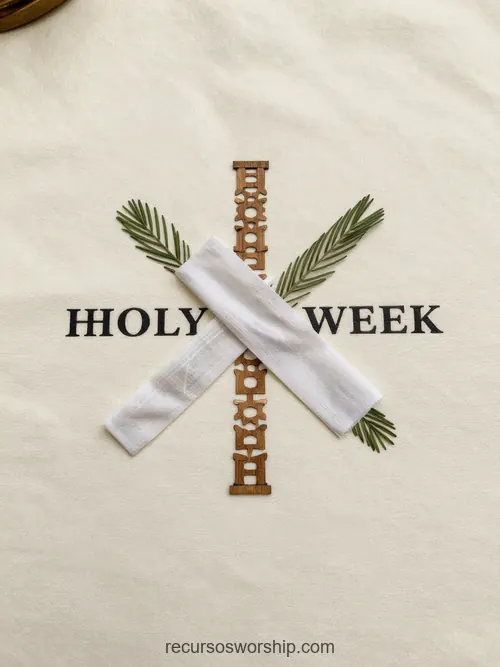 Flat Lay Holy Week Cruz Tela Blanca Palmas Simétricas Madera Grabada Texto Negro Tela Beige Cuadrado Flat lay cuadrado tela beige blanca tiras tela blanca cruz palmas verdes simetricas pieza madera grabada texto holy week negro simbólico liturgico semana santa identidad visual